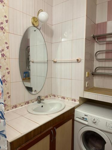ArArAt-OSOKORKI Hostel KYIV في كييف: حمام مع مغسلة وغسالة ملابس