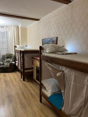 Pokój z 2 łóżkami piętrowymi i biurkiem w obiekcie ArArAt-OSOKORKI Hostel KYIV w Kijowie