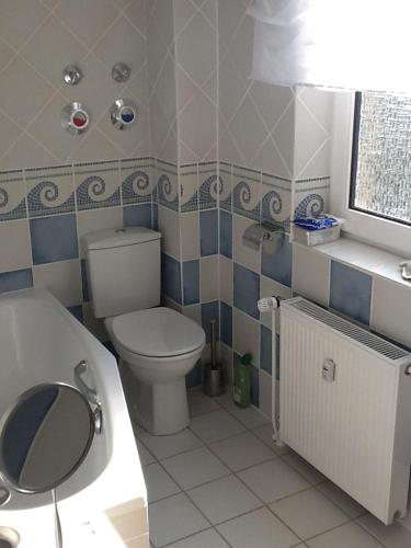 a small bathroom with a toilet and a sink at Fievfoten EG in Borkum