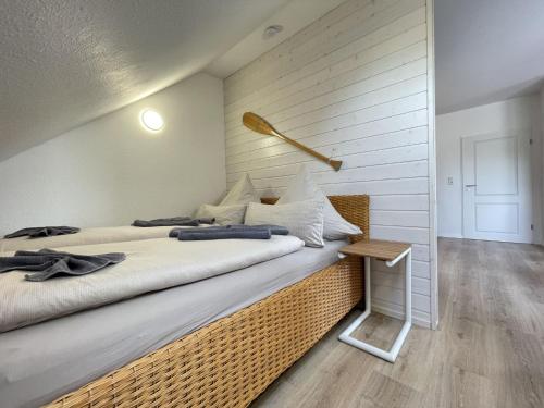 - une chambre avec un grand lit et une table dans l'établissement Fievfoten OG, à Borkum