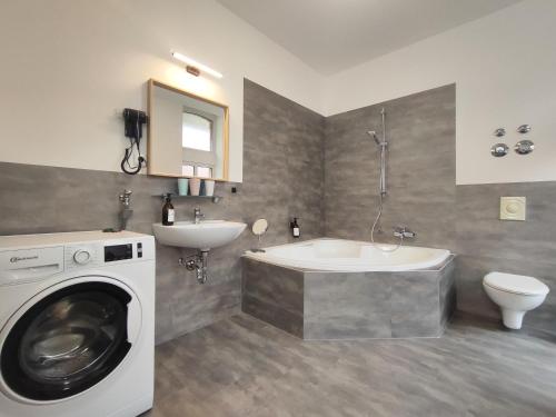 Et badeværelse på BohnApartments Stauffenberg City - Parkplatz - 2 Badezimmer - 3 Schlafzimmer - WLAN