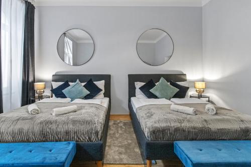 - 2 lits dans une chambre avec 2 miroirs dans l'établissement Balcony Apartment, 4 min to U3 Zipperer Straße, à Vienne