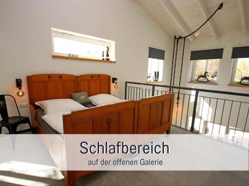 SteinbergにあるRamosHansenHof Fewo Hofglück 4Pers mit Hundのベッドルーム(木製ベッド1台、バルコニー付)