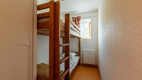 une chambre avec deux lits superposés dans une pièce dans l'établissement LES BICHES 78 - Appt lumineux 4-6 pers, à Saint-Sorlin-dʼArves