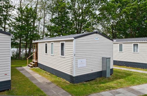 una fila de casas modulares en un patio en KNAUS Campingpark Meppen, en Meppen