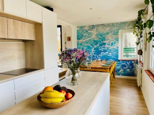 une cuisine avec un bol de fruits sur un comptoir dans l'établissement Villa Dream Fort à La Baule, à La Baule