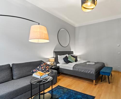 Postel nebo postele na pokoji v ubytování Stylish Apartment, 4 min to U3 Zipperer Straße