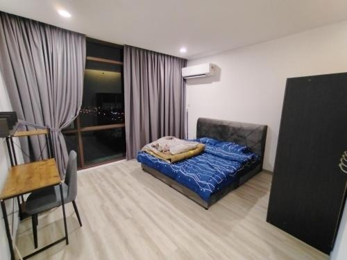 ein Schlafzimmer mit einem Bett, einem Stuhl und einem Fenster in der Unterkunft Samarahan Summer Suite Kuching AL4 in Kota Samarahan