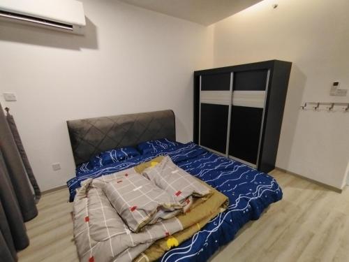 Schlafzimmer mit einem Bett mit schwarzem Kopfteil in der Unterkunft Samarahan Summer Suite Kuching AL4 in Kota Samarahan