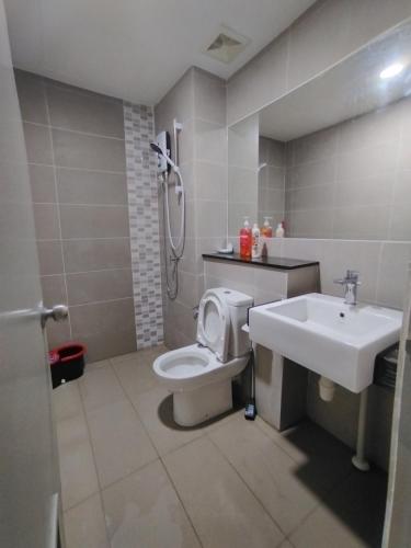 ein Bad mit einem WC und einem Waschbecken in der Unterkunft Samarahan Summer Suite Kuching AL4 in Kota Samarahan