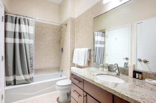 ワシントンにあるFoggy Bottom 1BR w Gym nr GWU Metro WDC-217の浴槽、トイレ、洗面台を備えたバスルーム