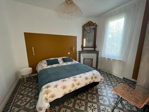- une chambre avec un grand lit et une cheminée dans l'établissement La maison de Camille climatisation parking privé WIFI, à Carcassonne