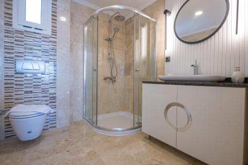 un bagno con doccia, WC e lavandino di Bodrumda Eşsiz Deniz Manzaralı Lüks Villa Boss 1 a Milas