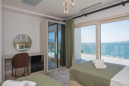 una camera da letto con un letto e vista sull'oceano di Bodrumda Eşsiz Deniz Manzaralı Lüks Villa Boss 1 a Milas