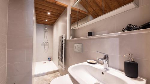 une salle de bain avec un lavabo, des toilettes et une baignoire dans l'établissement LES BOUQUETINS 9 - sublime appt 4-6 pers, à Saint-Sorlin-dʼArves