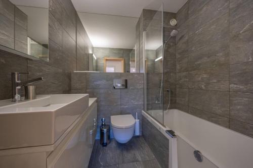 La salle de bains est pourvue d'un lavabo, d'une baignoire et de toilettes. dans l'établissement Ecluses 7 - Nendaz centre & close to ski lift, à Nendaz