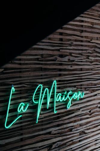 Un'insegna al neon che dice una cucina su un muro di La Maison de Laulie a Bagnères-de-Bigorre