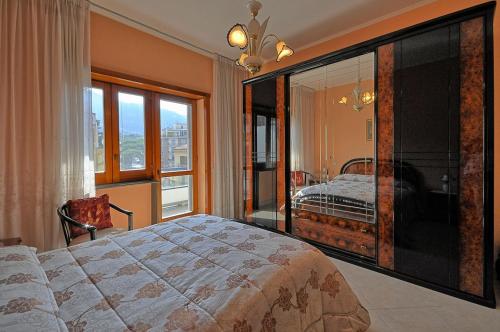 ein Schlafzimmer mit einem Bett und einem großen Fenster in der Unterkunft Casa Margherita in Sorrent