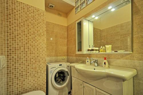 ein Badezimmer mit einer Waschmaschine und einem Waschbecken in der Unterkunft Casa Margherita in Sorrent