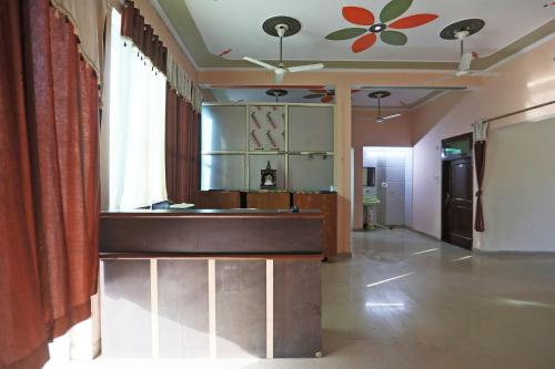 OYO 62761 Hotel Daksh في Mahendragarh: غرفة مع مكتب استقبال في مبنى