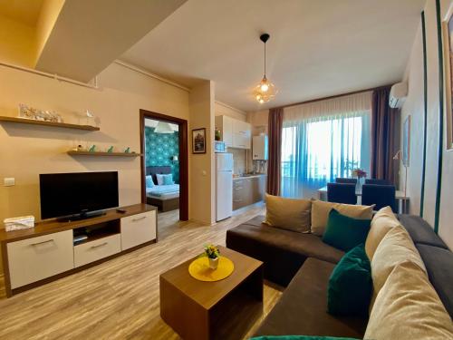 Summerland mamaia view في مامايا: غرفة معيشة مع أريكة وتلفزيون