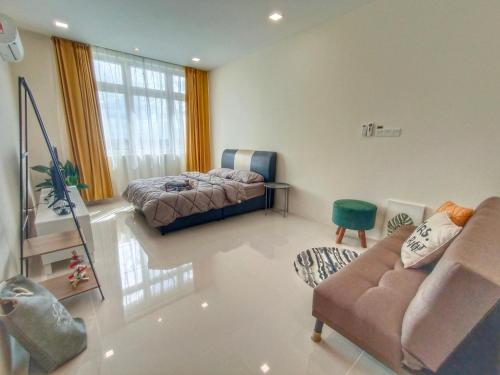 een woonkamer met een bed en een bank bij Let's Go Homestay in Kuching