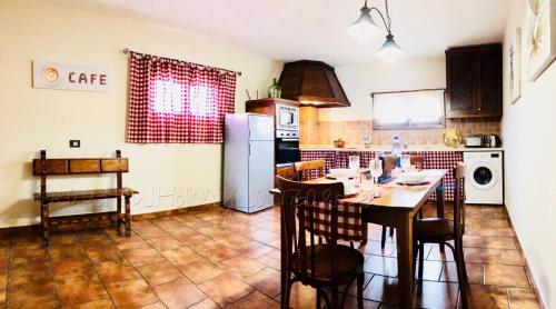 kuchnia ze stołem i lodówką w obiekcie Casita Bellavista with great views in Mozaga w mieście Mozaga