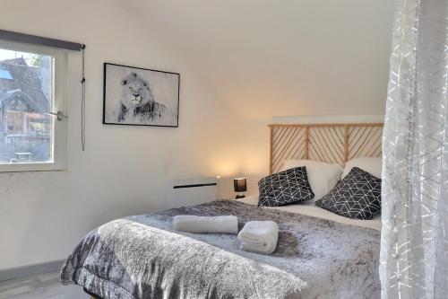 een slaapkamer met een groot bed en een raam bij Nuance de gris ~ Hyper centre ~ Mon Groom in Troyes
