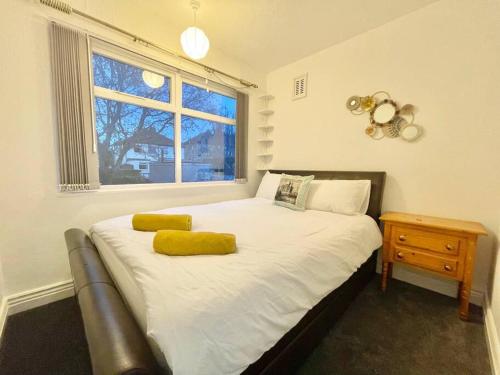 מיטה או מיטות בחדר ב-(S13) Spacious, Bright, Private Family Home