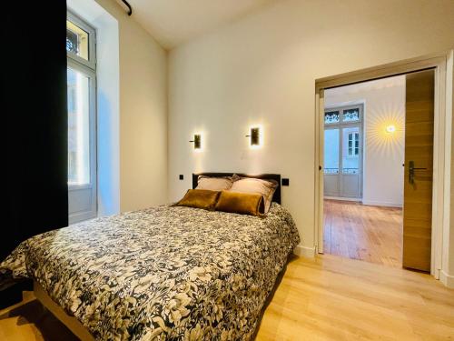 une chambre avec un lit et une porte donnant sur un couloir dans l'établissement Merveilleux T2 de Standing à 90m de la Garonne, à Toulouse