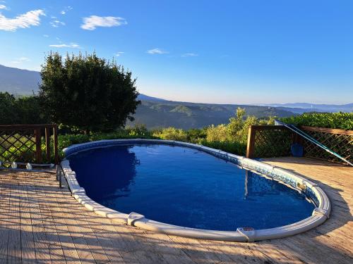- une grande piscine d'eau bleue dans la cour dans l'établissement La Favilletta Casa Vacanze, à Torri