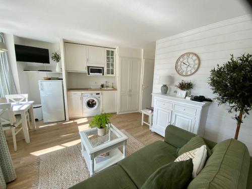 un salon avec un canapé vert et une cuisine dans l'établissement 