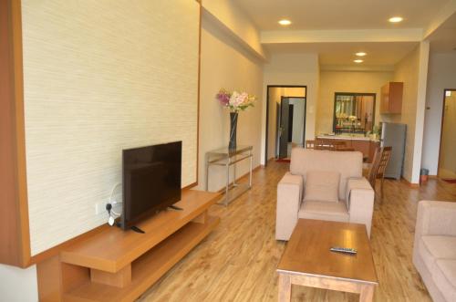 Телевизор и/или развлекательный центр в Hills Aranda Nova Hotel