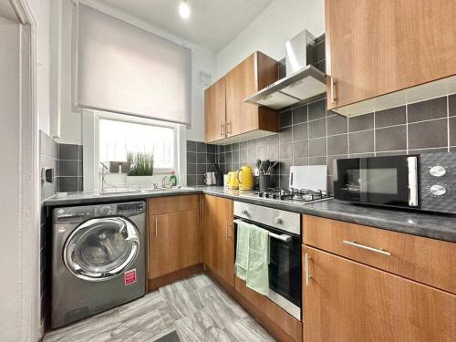 a kitchen with a washer and a dishwasher at (S16) Bright Leeds City House in Roundhay