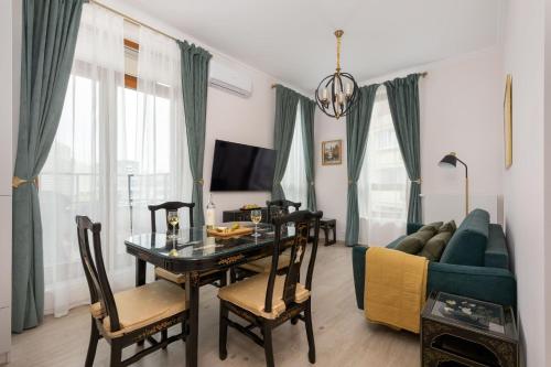 Aleja Solidarności 60B II by Noclegi Renters