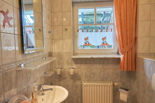 baño con lavabo y ventana en Haus Carolin en Ahlbeck