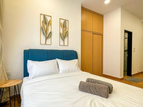 a bedroom with a large white bed with a blue headboard at Twin Tower Residence by Nest Home【5 mins walk to CIQ】 in Johor Bahru