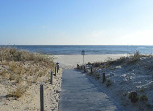 eine Promenade, die zu einem Strand mit dem Meer führt in der Unterkunft Haus Vilma in Ahlbeck