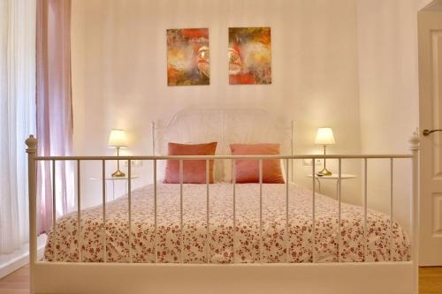 ein Schlafzimmer mit einem Bett mit zwei Lampen in der Unterkunft Posada de la Judería II in Córdoba