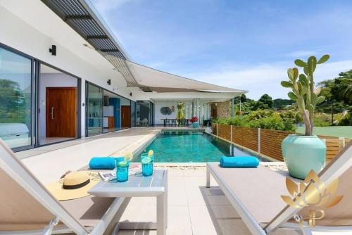 una foto di una villa con piscina di Luxury Villa - Chaweng Noi Seaview - 6 bedroom - Gym et cinema room a Nathon Bay