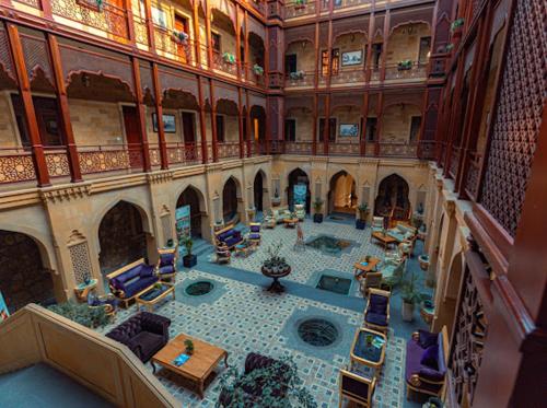 バクーにあるShah Palace Luxury Museum Hotelの椅子とテーブルのある建物の空中を望む
