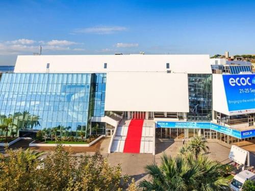 - un grand bâtiment avec une porte rouge devant dans l'établissement One BDRM flat A/C-Congress/Beaches by Olidesi, à Cannes