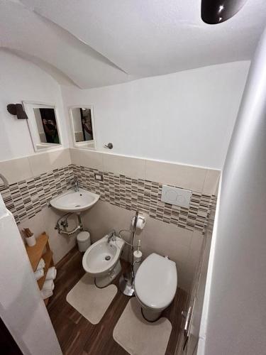 La salle de bains est pourvue de toilettes et d'un lavabo. dans l'établissement GEOMETRIC BLUE, à Casamassima