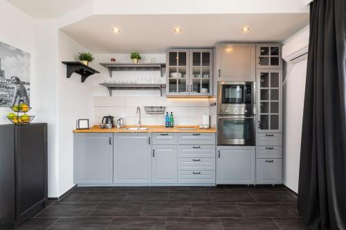 Kuchyňa alebo kuchynka v ubytovaní Chmielna 35 - City View Apartment by Noclegi Renters