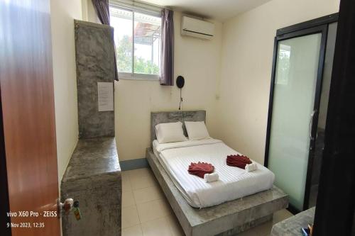 ein kleines Schlafzimmer mit einem Bett in einem Zimmer in der Unterkunft Top Harvest Rental in Baan Tai