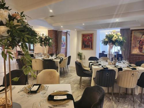 Un restaurante u otro lugar para comer en C&C Karo Resort