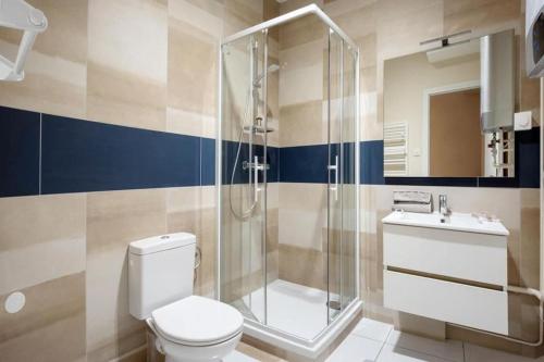 a bathroom with a shower and a toilet and a sink at APPARTEMENT ENTIER PROCHE DE LYON hypercentre in Saint-Fons
