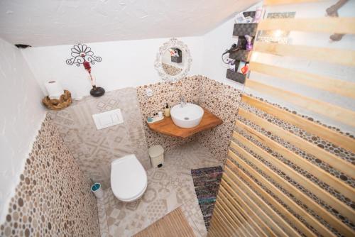 a small bathroom with a toilet and a sink at Zemljane kućice Kreševo in Kreševo