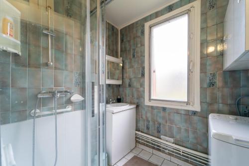 une salle de bain avec une douche, des toilettes et un lavabo dans l'établissement Florévasion - Appt pour 5, à Bobigny