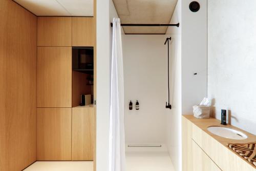 Rise - Penthouse Suite with Terrace في لوكسمبورغ: حمام مع دش ومغسلة